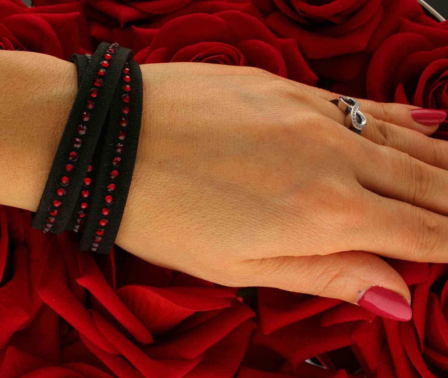 Bransoletka Swarovski BTR1CZSI z czarnej Alcantary® i czerwonymi kryształami Swarovski® Siam – elegancka biżuteria damska idealna na prezent.1.jpg