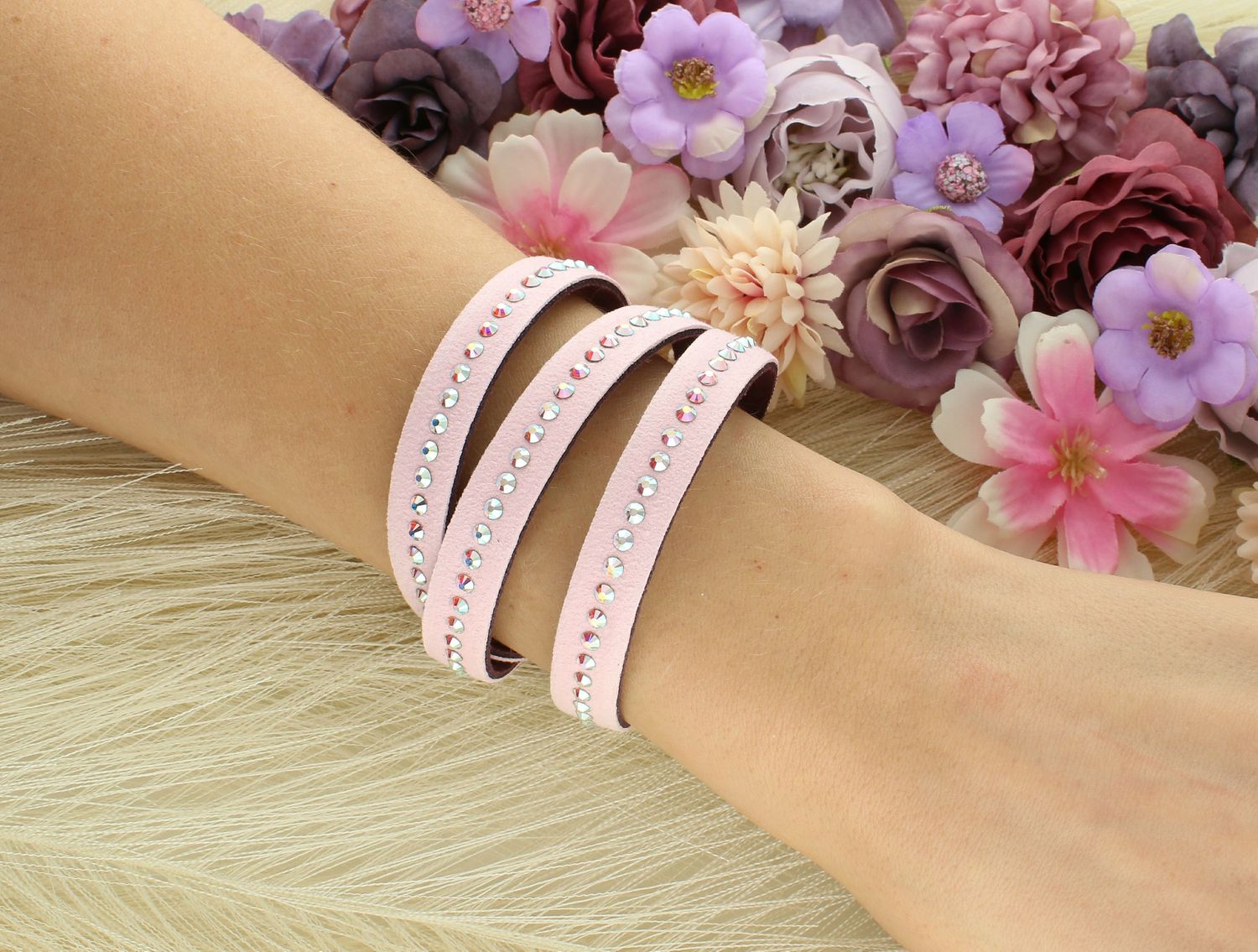 Bransoletka wykonana z różowej Alcantary® oraz ekskluzywnych kryształów w kolorze Rose BTEX2LBAQ  Bransoletka z miękkiej tkaniny Alcantara® w różowym odcieniu mieniąca się błyszczącymi kryształami1.jpg