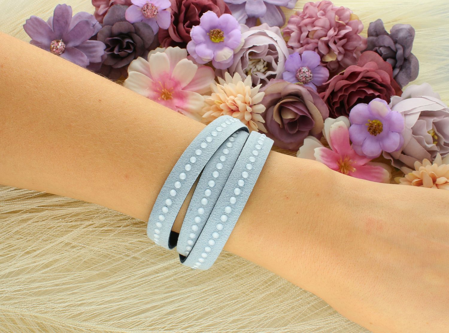 Bransoletka damska Fancy BTR1PBPB niebieska Bransoletka wykonana z niebieskiej Alcantary® oraz ekskluzywnych kryształów w kolorze niebieskim BTR1PBPB.  1.jpg