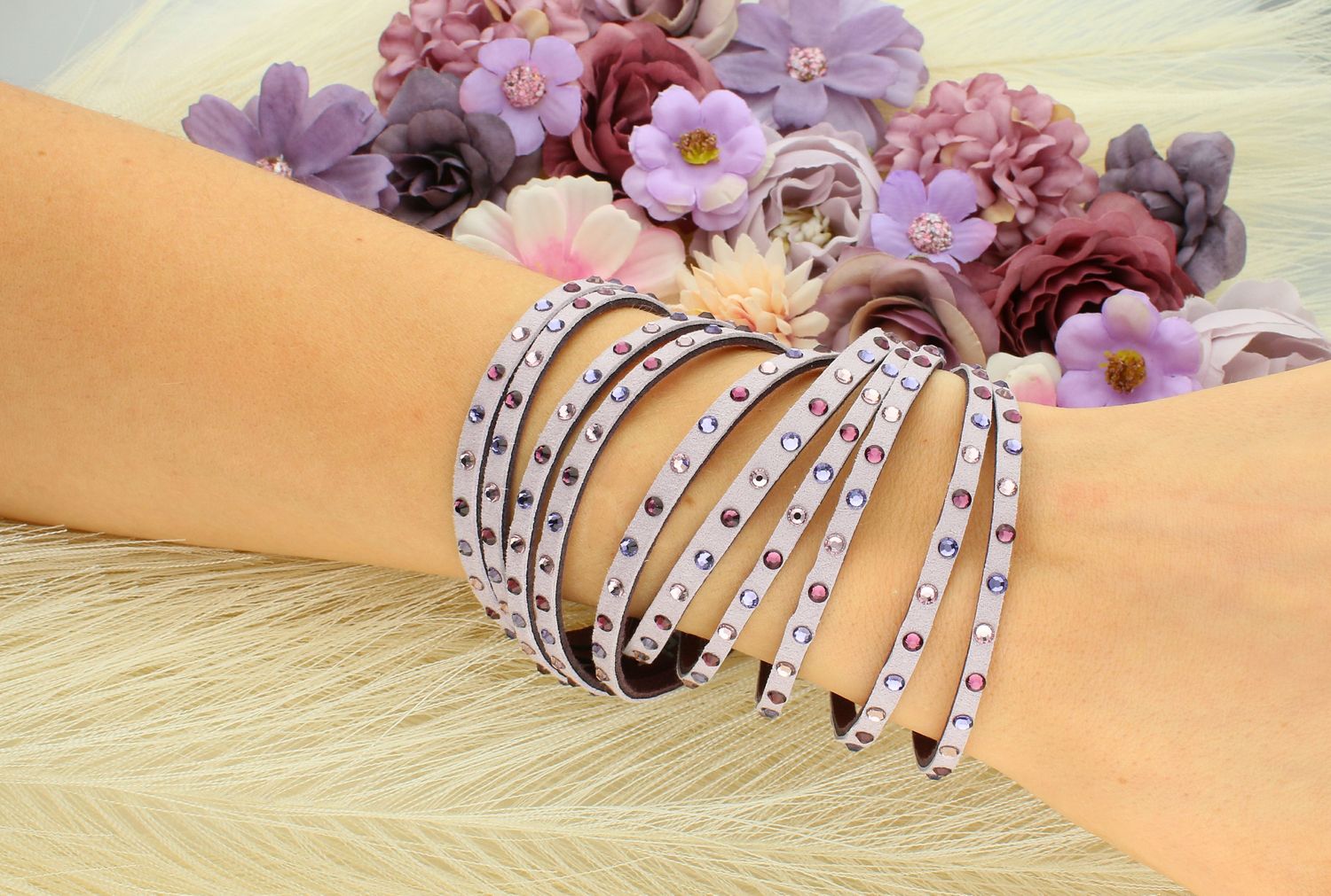 Bransoletka damska różowa Penta BTR5PL1  Bransoletka wykonana z różowej Alcantary® oraz ekskluzywnych kryształów w kolorze fioletowo różowym BTR5PL1. Must-have dla wielbicieli efektownego stylu1.jpg