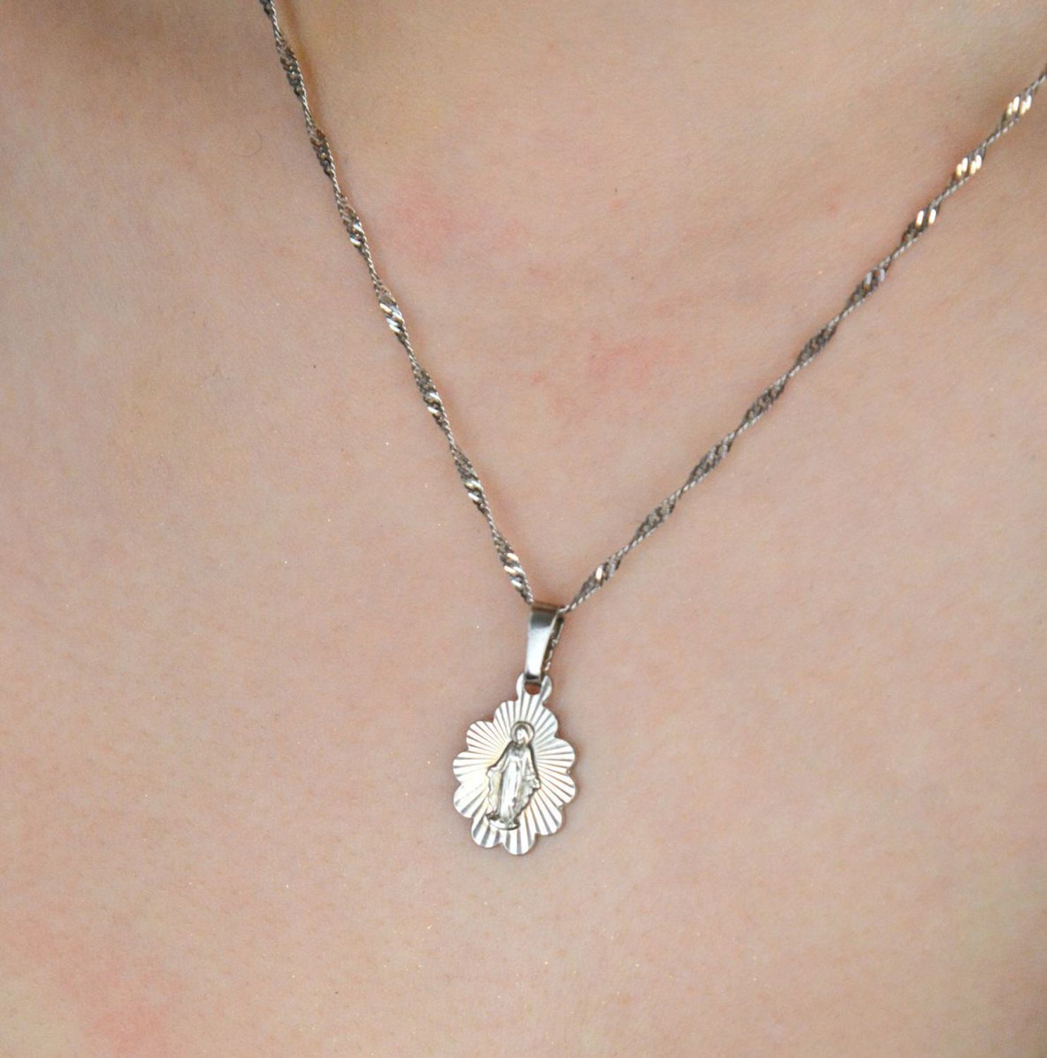 Owalny medalik srebrny z wizerunkiem Jezusa, próba 925. Klasyczny model BTZZ9078, waga 1,80 g, długość 2,5 cm. Doskonały prezent religijny.1.jpg