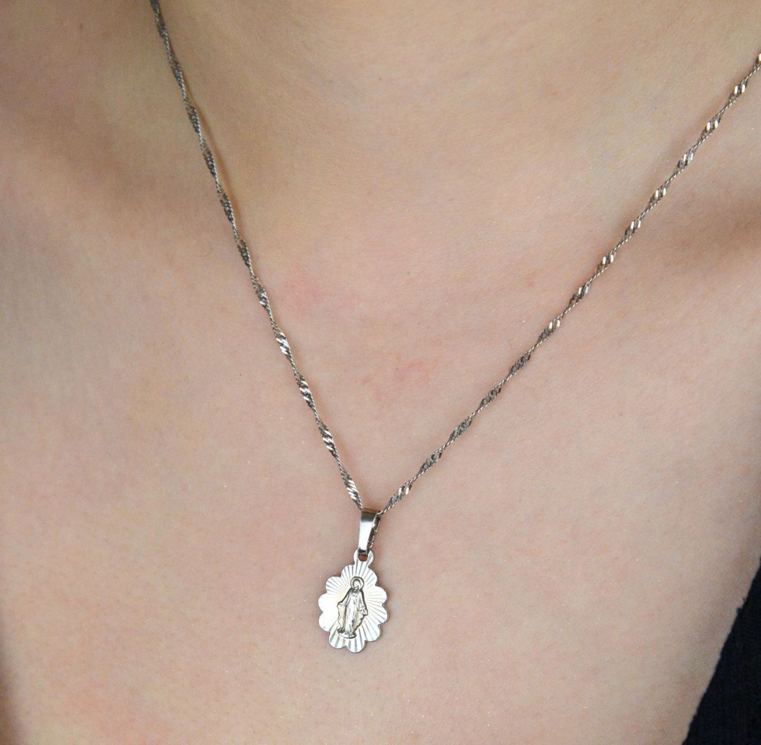 Owalny medalik srebrny z wizerunkiem Jezusa, próba 925. Klasyczny model BTZZ9078, waga 1,80 g, długość 2,5 cm. Doskonały prezent religijny.1.jpg