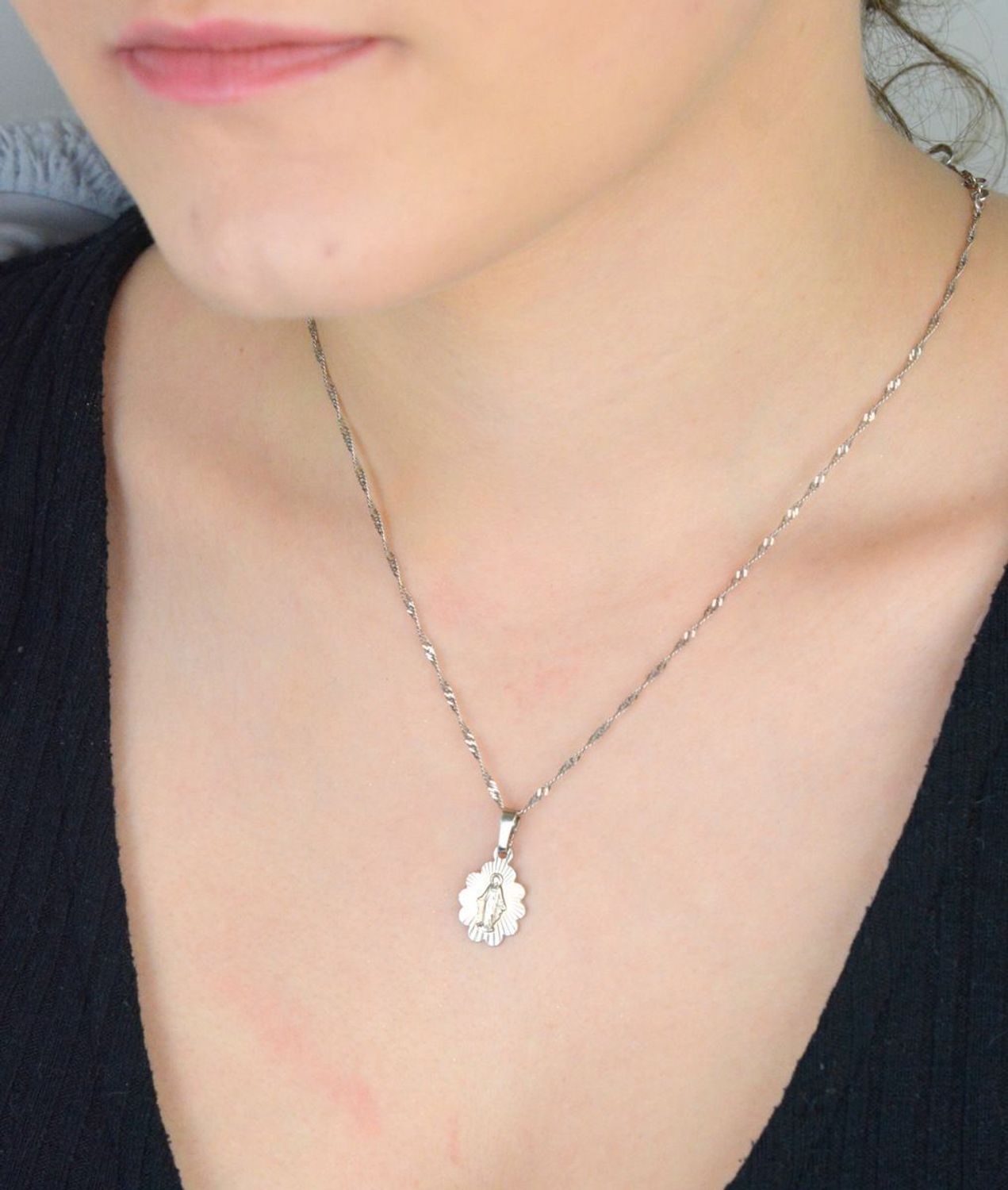 Owalny medalik srebrny z wizerunkiem Jezusa, próba 925. Klasyczny model BTZZ9078, waga 1,80 g, długość 2,5 cm. Doskonały prezent religijny.1.jpg