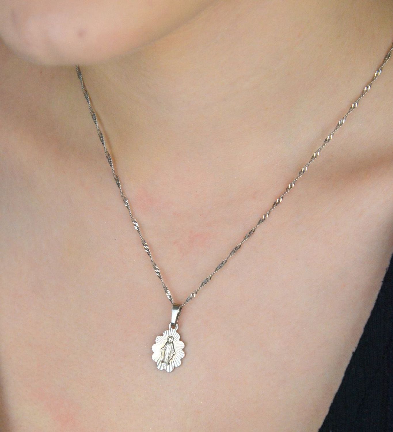 Owalny medalik srebrny z wizerunkiem Jezusa, próba 925. Klasyczny model BTZZ9078, waga 1,80 g, długość 2,5 cm. Doskonały prezent religijny.1.jpg