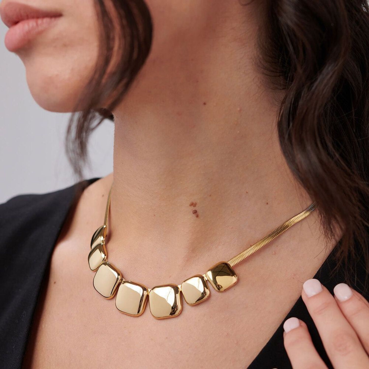 Odkryj naszyjnik Brosway MUSE ze stali 316L pokryty złotem PVD. Nowoczesny design, elegancja i styl – idealny na co dzień i jako prezent.1.jpg