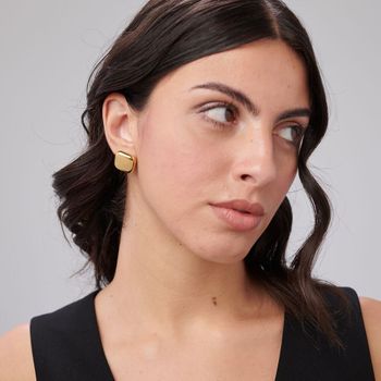 Odkryj kolczyki Brosway MUSE ze stali 316L pokryte złotem PVD. Nowoczesny design, elegancja i jakość – idealne na co dzień i na prezent.2.jpg