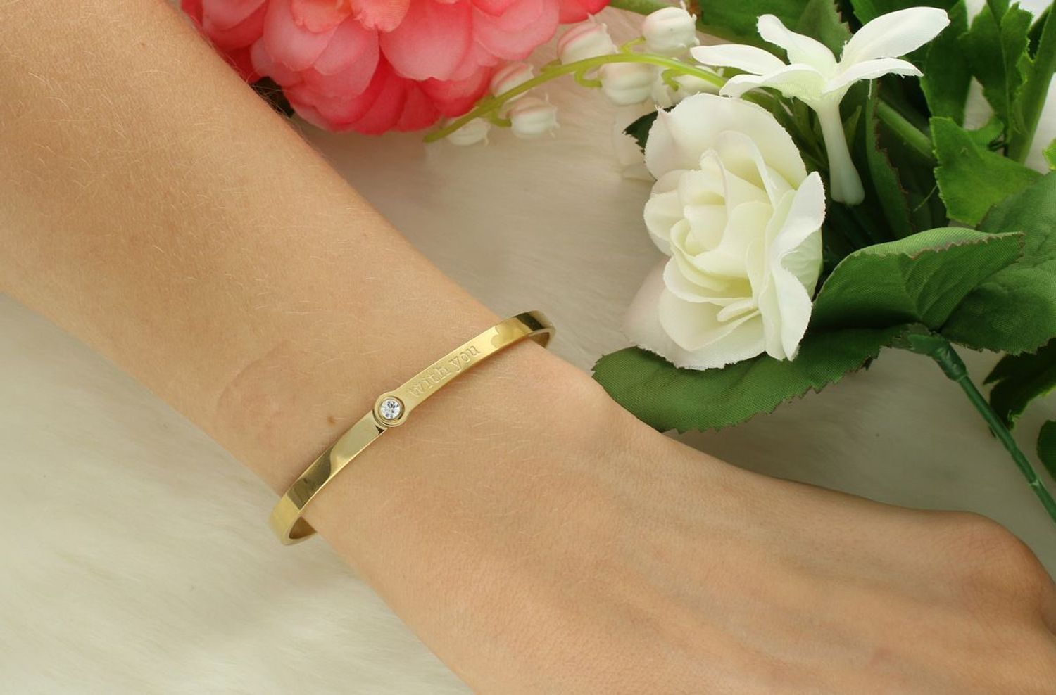 Bransoletka Brosway BWY12 z kolekcji With You – stal 316L, złoty PVD i przezroczysty kryształ z napisem „z Tobą”. Stylowy prezent i wyjątkowy symbol bliskości.1.jpg