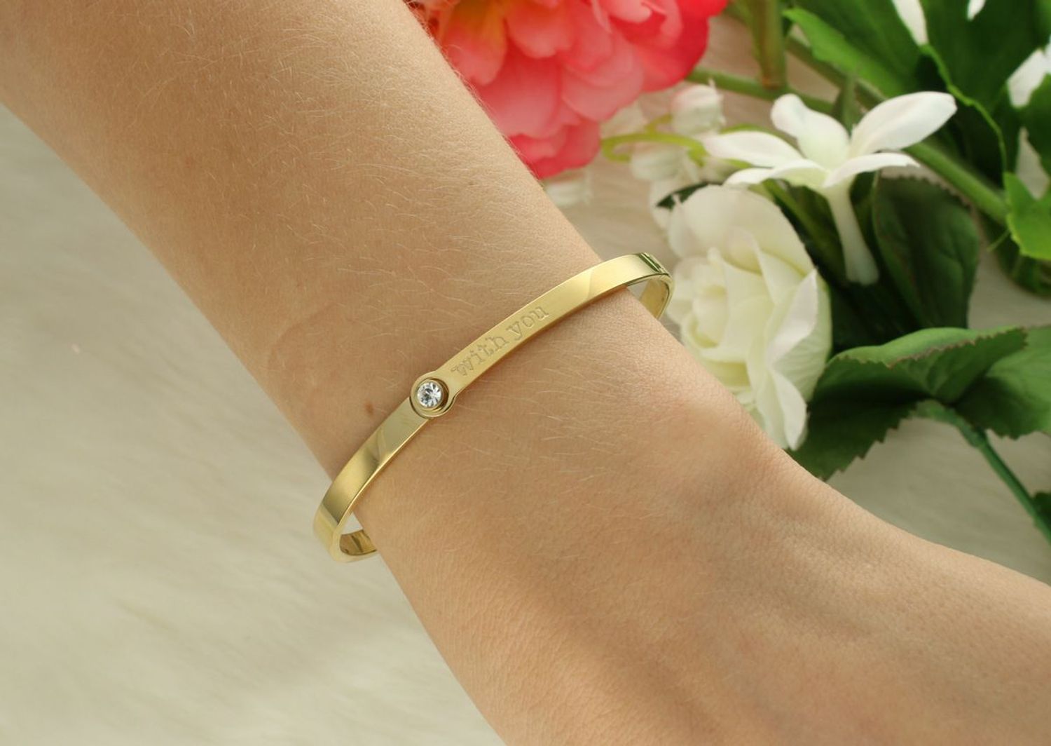 Bransoletka Brosway BWY12 z kolekcji With You – stal 316L, złoty PVD i przezroczysty kryształ z napisem „z Tobą”. Stylowy prezent i wyjątkowy symbol bliskości.1.jpg