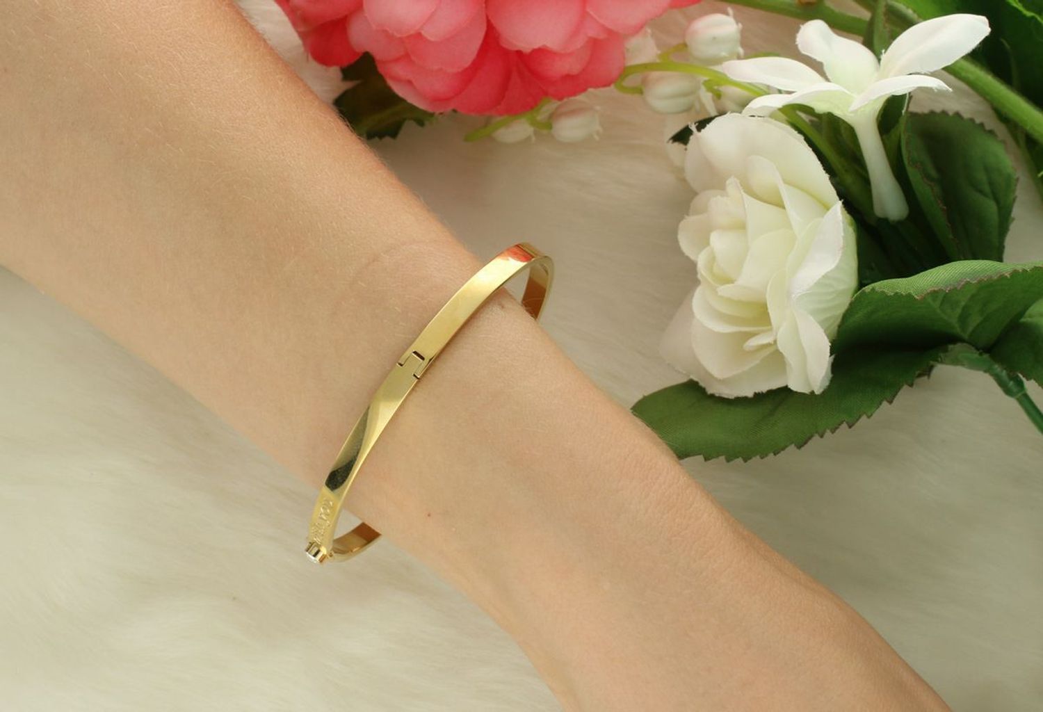 Bransoletka Brosway BWY12 z kolekcji With You – stal 316L, złoty PVD i przezroczysty kryształ z napisem „z Tobą”. Stylowy prezent i wyjątkowy symbol bliskości.1.jpg