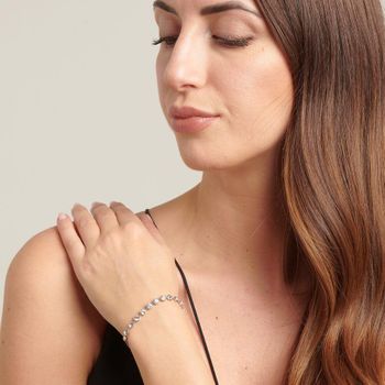 Elegancka bransoletka Brosway SYMPHONIA BYM151 wykonana ze stali chirurgicznej 316L. Zdobiona błyszczącymi kryształami, z regulowanym zapięciem na kulkę. Stylowa biżuteria w pudełku2.jpg