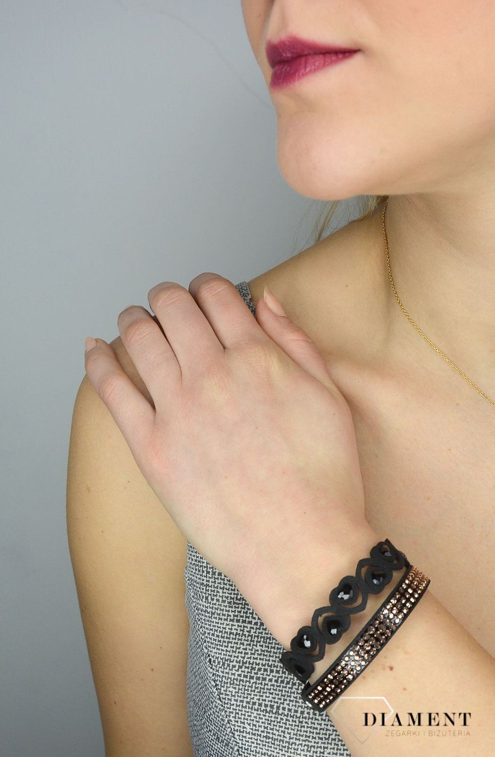 Bransoletka damska Spark Petite Heart w czarnym kolorze to ciekawa biżuteria z efektownym połączeniem materiału i luksusowych kryształków Swarovskiego..jpg
