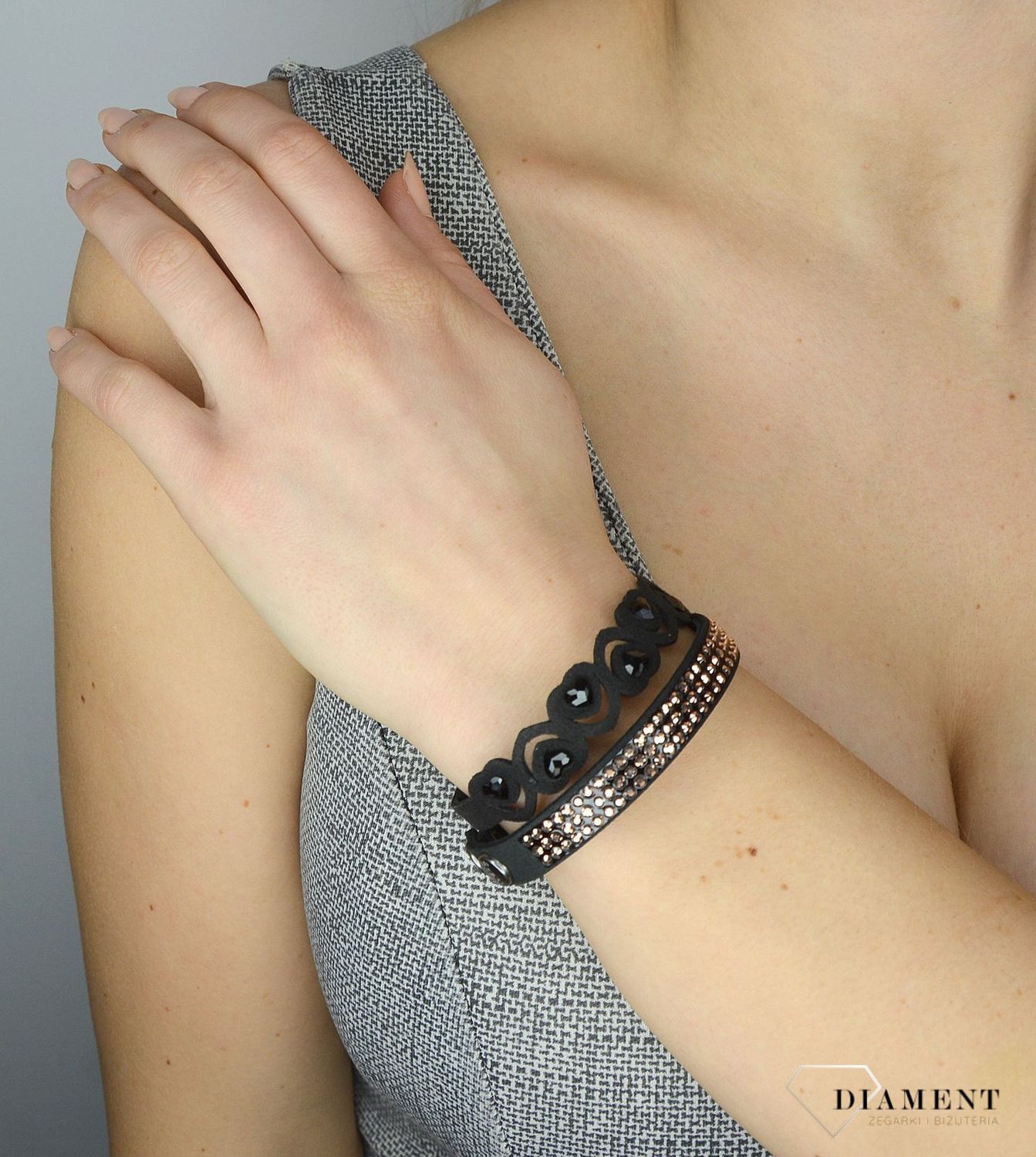 Bransoletka damska Spark Petite Heart w czarnym kolorze to ciekawa biżuteria z efektownym połączeniem materiału i luksusowych kryształków Swarovskiego..jpg