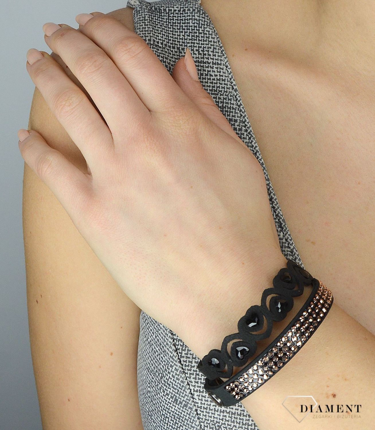 Bransoletka damska Spark Petite Heart w czarnym kolorze to ciekawa biżuteria z efektownym połączeniem materiału i luksusowych kryształków Swarovskiego..jpg