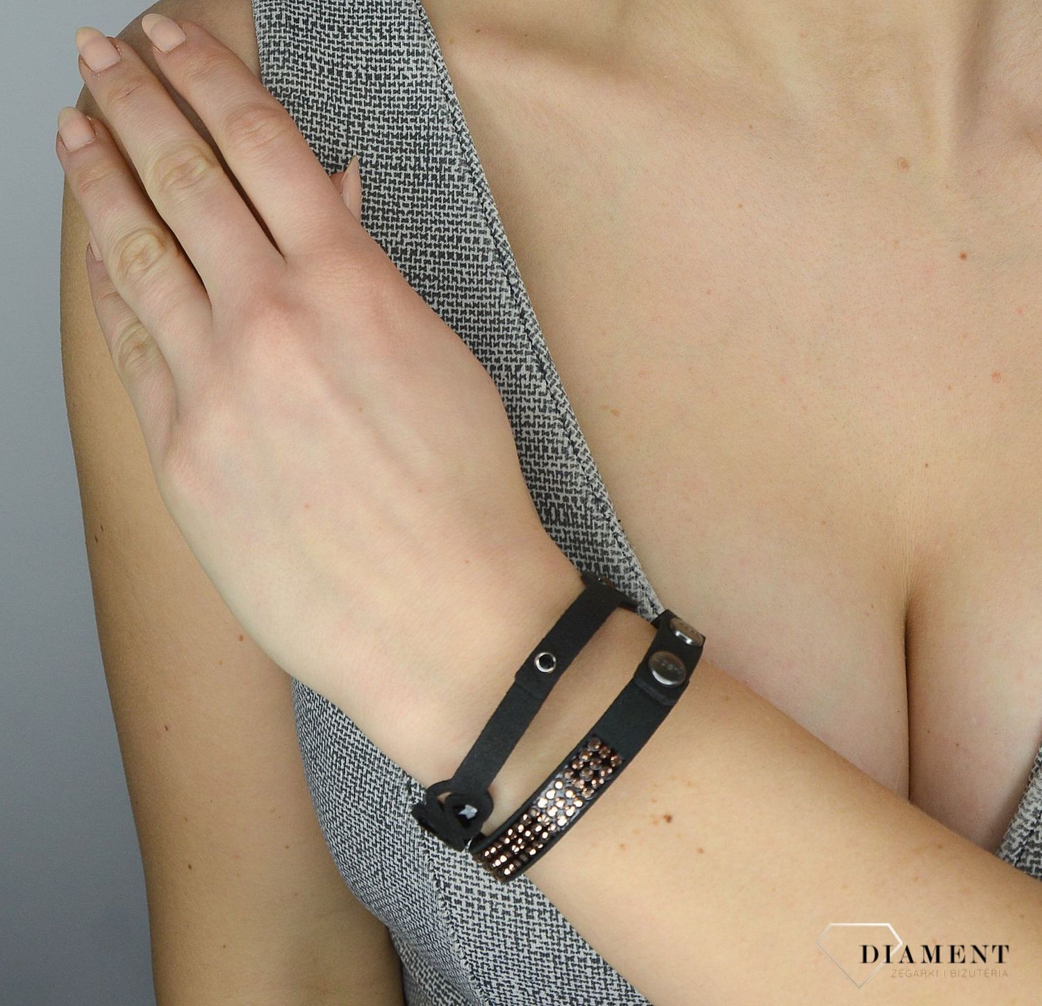Bransoletka damska Spark Petite Heart w czarnym kolorze to ciekawa biżuteria z efektownym połączeniem materiału i luksusowych kryształków Swarovskiego..jpg