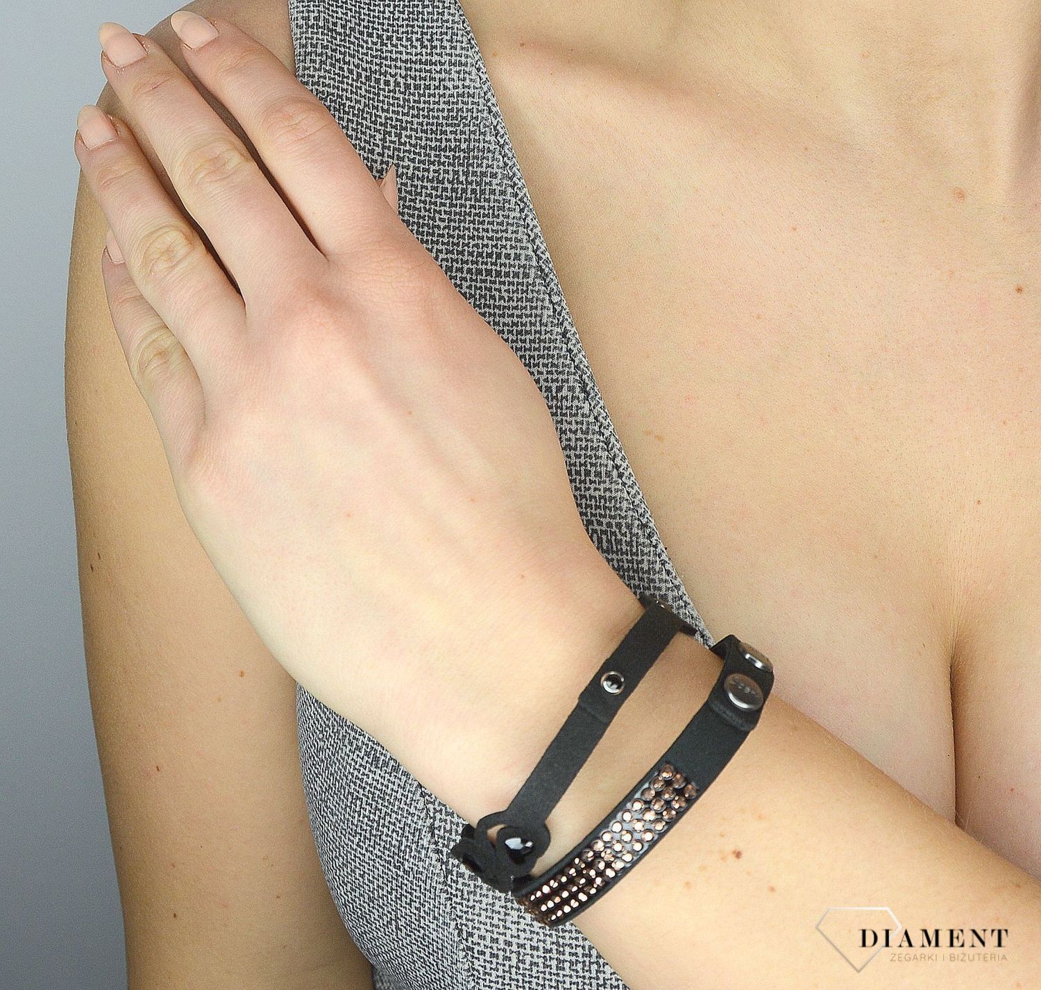Bransoletka damska Spark Petite Heart w czarnym kolorze to ciekawa biżuteria z efektownym połączeniem materiału i luksusowych kryształków Swarovskiego..jpg
