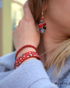 Must-have dla wielbicieli efektownego stylu. Bransoletka z miękkiej tkaniny Alcantara® w czerwonym odcieniu mieniąca się błyszczącymi czerwonymi kryształami ..JPG