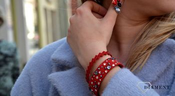 Must-have dla wielbicieli efektownego stylu. Bransoletka z miękkiej tkaniny Alcantara® w czerwonym odcieniu mieniąca się błyszczącymi czerwonymi kryształamir.JPG