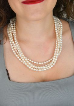 Elegancki naszyjnik z pięciu rzędów naturalnych pereł o średnicy 7 mm. Długość 55 cm, zapięcie magnetyczne ze srebra próby 925. Idealny do sukni ślubnej i wieczorowej stylizacji (2).JPG