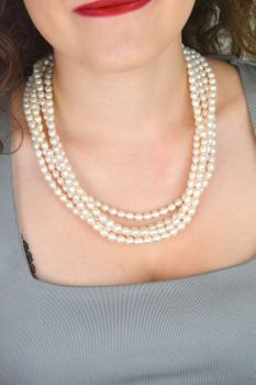 Elegancki naszyjnik z pięciu rzędów naturalnych pereł o średnicy 7 mm. Długość 55 cm, zapięcie magnetyczne ze srebra próby 925. Idealny do sukni ślubnej i wieczorowej stylizacji (3).JPG