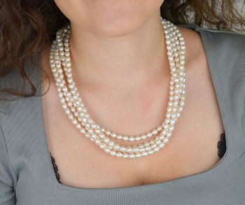 Elegancki naszyjnik z pięciu rzędów naturalnych pereł o średnicy 7 mm. Długość 55 cm, zapięcie magnetyczne ze srebra próby 925. Idealny do sukni ślubnej i wieczorowej stylizacji (4).JPG