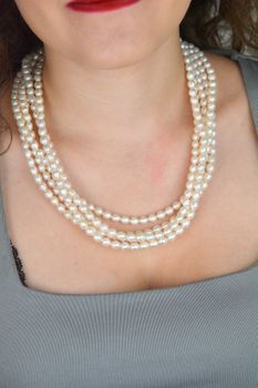 Elegancki naszyjnik z pięciu rzędów naturalnych pereł o średnicy 7 mm. Długość 55 cm, zapięcie magnetyczne ze srebra próby 925. Idealny do sukni ślubnej i wieczorowej stylizacji (5).JPG