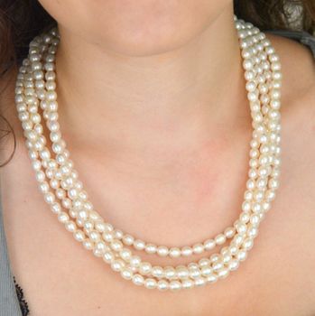 Elegancki naszyjnik z pięciu rzędów naturalnych pereł o średnicy 7 mm. Długość 55 cm, zapięcie magnetyczne ze srebra próby 925. Idealny do sukni ślubnej i wieczorowej stylizacji (6).JPG