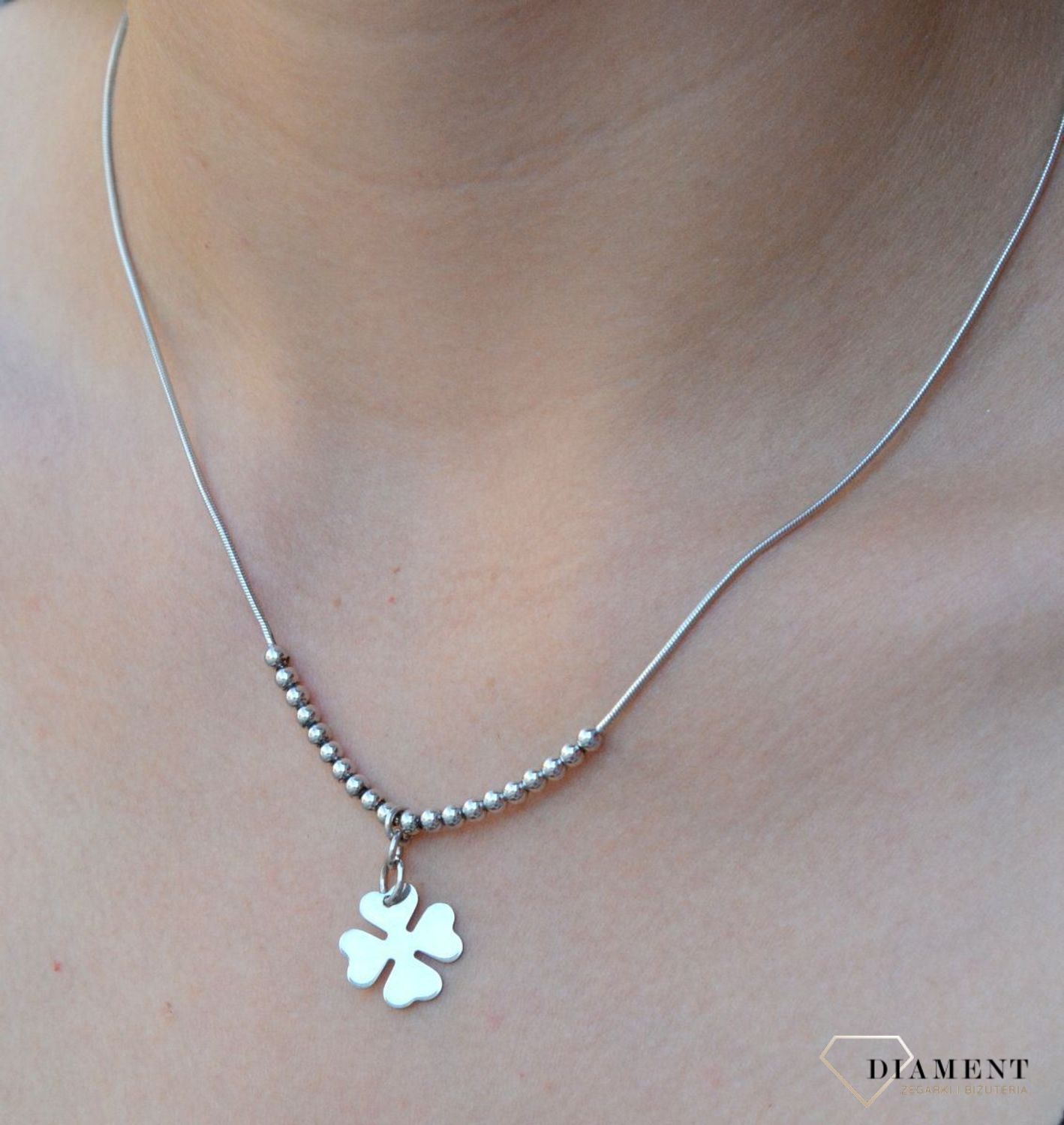 Naszyjnik srebrny celebrytka z koniczynką CRM21419Q0103. Naszyjnik srebrny damski. Naszyjnik srebrny celebrytka. Naszyjniki srebrny z koniczynką. Naszyjnik srebrny damski. Naszyjnik srebrny idealny (2).jpg