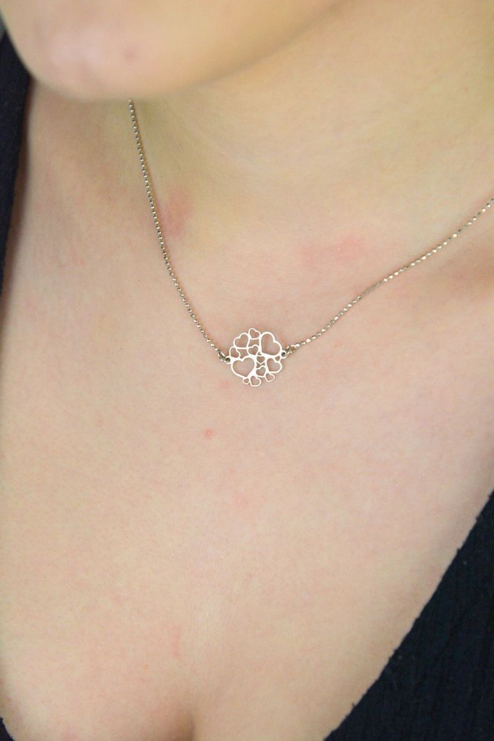 Elegancki srebrny naszyjnik próba 925 z ażurową okrągłą zawieszką z małymi serduszkami. Długość naszyjnika 41 cm + 3 cm. Zapięcie na karabińczyk. Waga 2,58 g. Firma Dall'Acqua.1.jpg