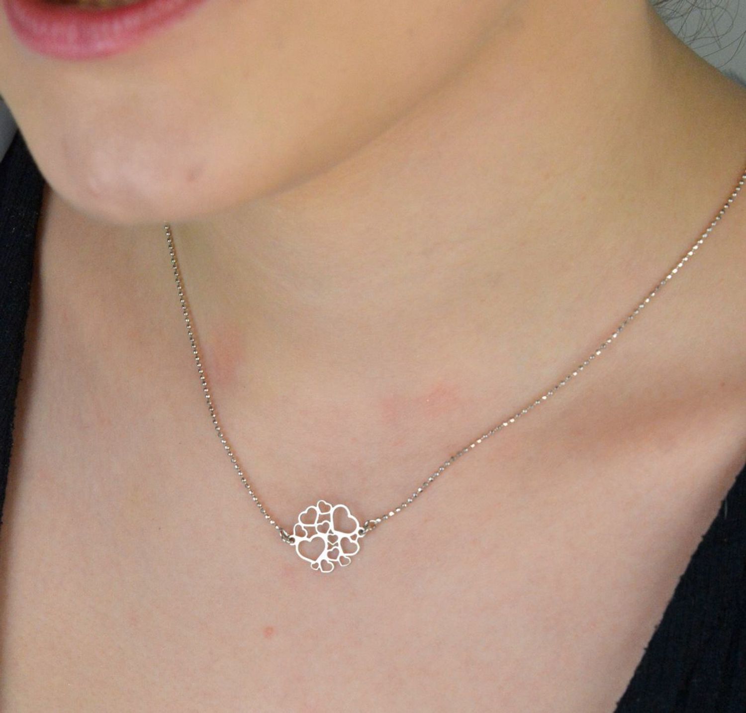 Elegancki srebrny naszyjnik próba 925 z ażurową okrągłą zawieszką z małymi serduszkami. Długość naszyjnika 41 cm + 3 cm. Zapięcie na karabińczyk. Waga 2,58 g. Firma Dall'Acqua.1.jpg