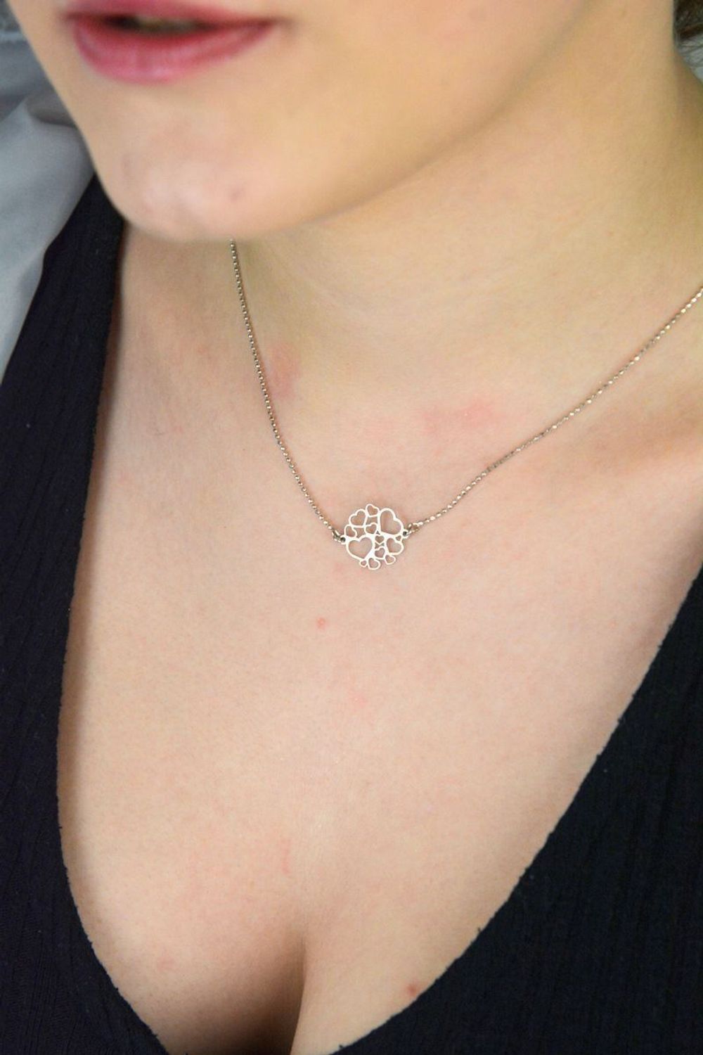 Elegancki srebrny naszyjnik próba 925 z ażurową okrągłą zawieszką z małymi serduszkami. Długość naszyjnika 41 cm + 3 cm. Zapięcie na karabińczyk. Waga 2,58 g. Firma Dall'Acqua.1.jpg