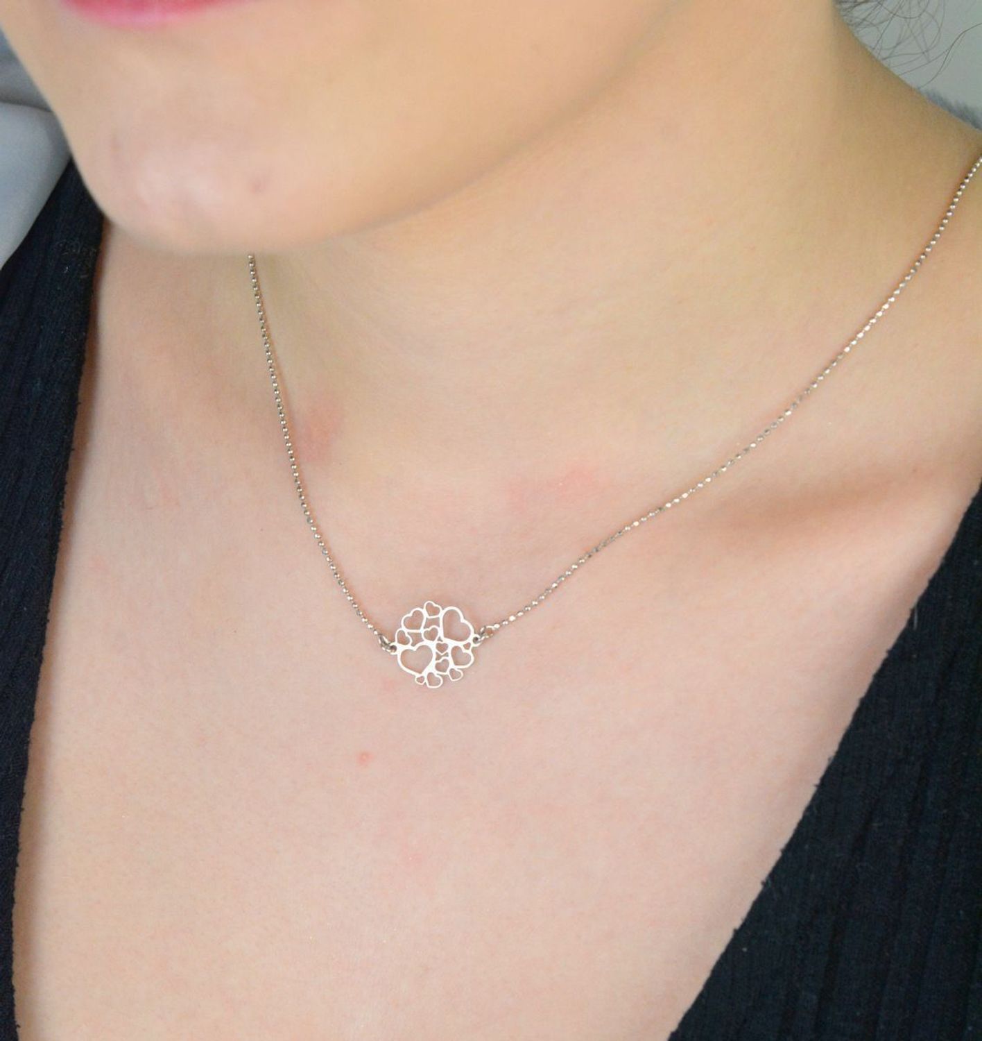 Elegancki srebrny naszyjnik próba 925 z ażurową okrągłą zawieszką z małymi serduszkami. Długość naszyjnika 41 cm + 3 cm. Zapięcie na karabińczyk. Waga 2,58 g. Firma Dall'Acqua.1.jpg