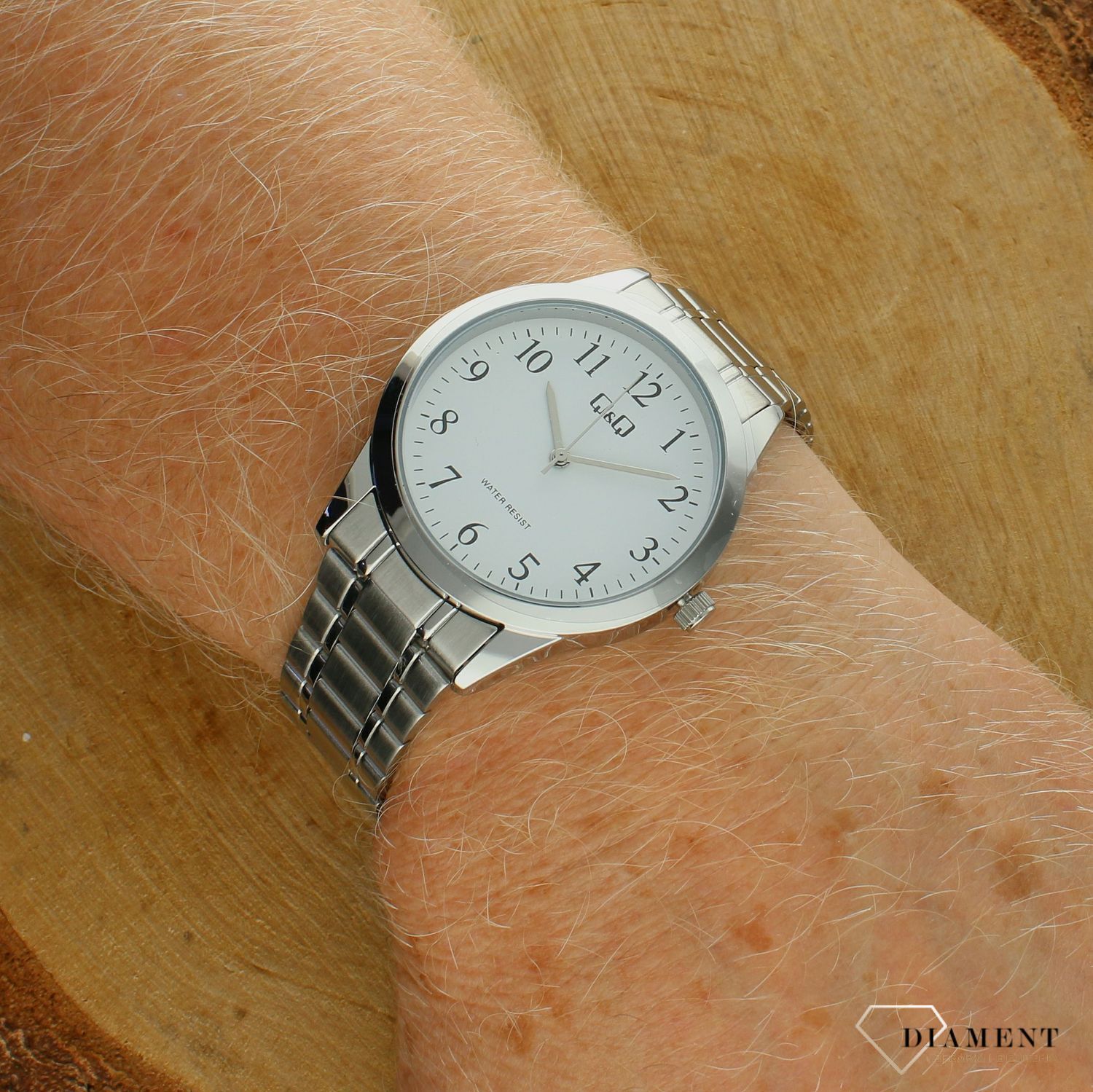 Zegarek męski QQ na bransolecie biała tarcz z cyframi C00A-004P. Klasyczny męski zegarek na prezent. Tani męski zegarek. Wyraźny męski zegarek na bransolecie. Zegarek dla seniora. Zegarek dla starszej osoby na branso.jpg