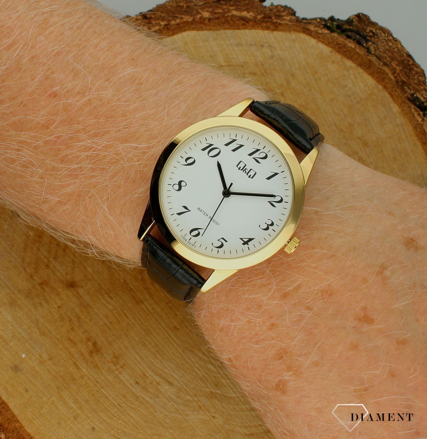 Zegarek męski QQ z cyframi na czarnym pasku C00A-007P. Tani zegarek męski. Wyraźny zegarek męski z cyframi. Zegarek męski dla seniora. Zegarek na prezent dla mężczyzny. Zegarek dla emeryta..jpg