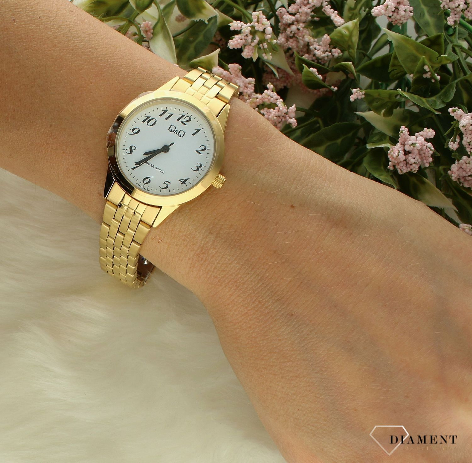 Zegarek damski QQ na bransolecie w złotym kolorze z cyframi C01A-002P. Zegarki damskie wyraźne. Zegarek dla starszej osoby. Klasyczny tani zegarek na złotej bransolecie. Pomysł na prezent dla starszej osoby. Zegarek.jpg
