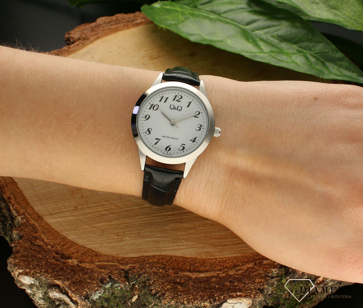 Zegarek damski QQ czarny pasek Klasyczna tarcza z cyframi C01A-007P. Zegarek kwarcowy zasilany za pomocą baterii. Czytelna i wyraźna tarcza z cyframi arabskimi. Zegarek damski na czarnym pasku..jpg