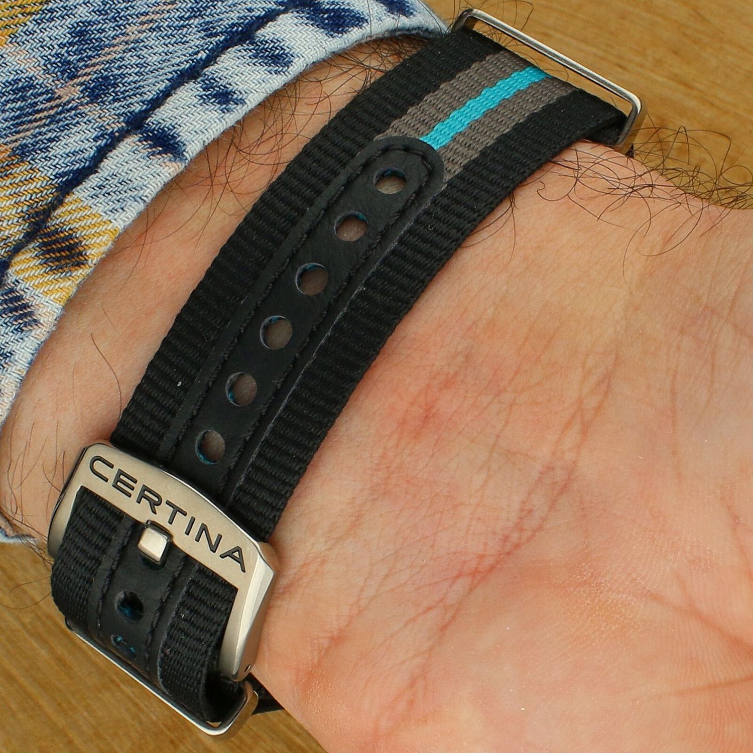 Zegarek męski Certina Limited Edition DS-2 Tourning Bezel Sea Turtle Conservancy C024.607.48.051.10 to edycja specjalna nurkowego czasomierza dla mężczyzn ceniących sobie jakość wykonania oraz ponadczasowy design. Jego stylowy wygląd wyróżni.jpg