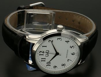 Zegarek męski QQ na czarnym pasku C02A-007P. Męski zegarek na pasku. Męski zegarek elegancki. Zegarek męski klasyczny na pasku. Męski zegarek na pasku QQ z czarną tarczą. Zegarek na brązowym pasku na prezent (2).jpg