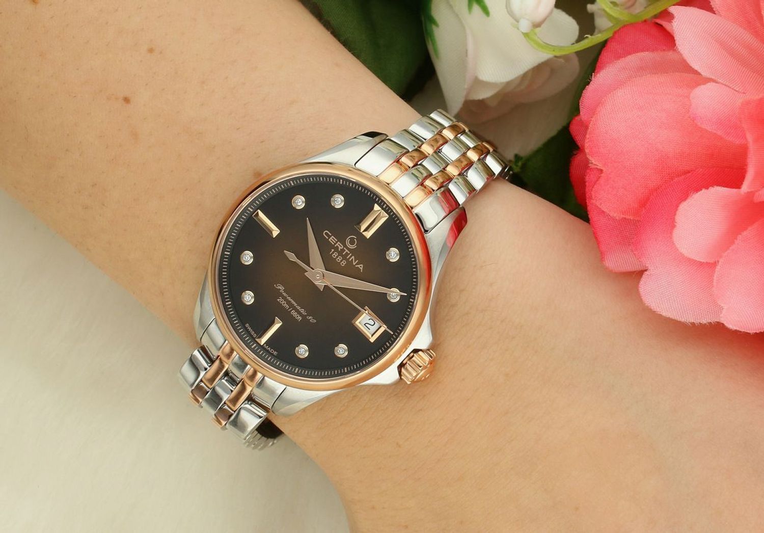 Poznaj Certina Aqua DS Action Lady Powermatic 80 – damski zegarek z brązową tarczą z masy perłowej, 8 diamentami, mechanizmem automatycznym ETA Powermatic 80, wodoszczelnością 20 ATM i szafirowym.jpg