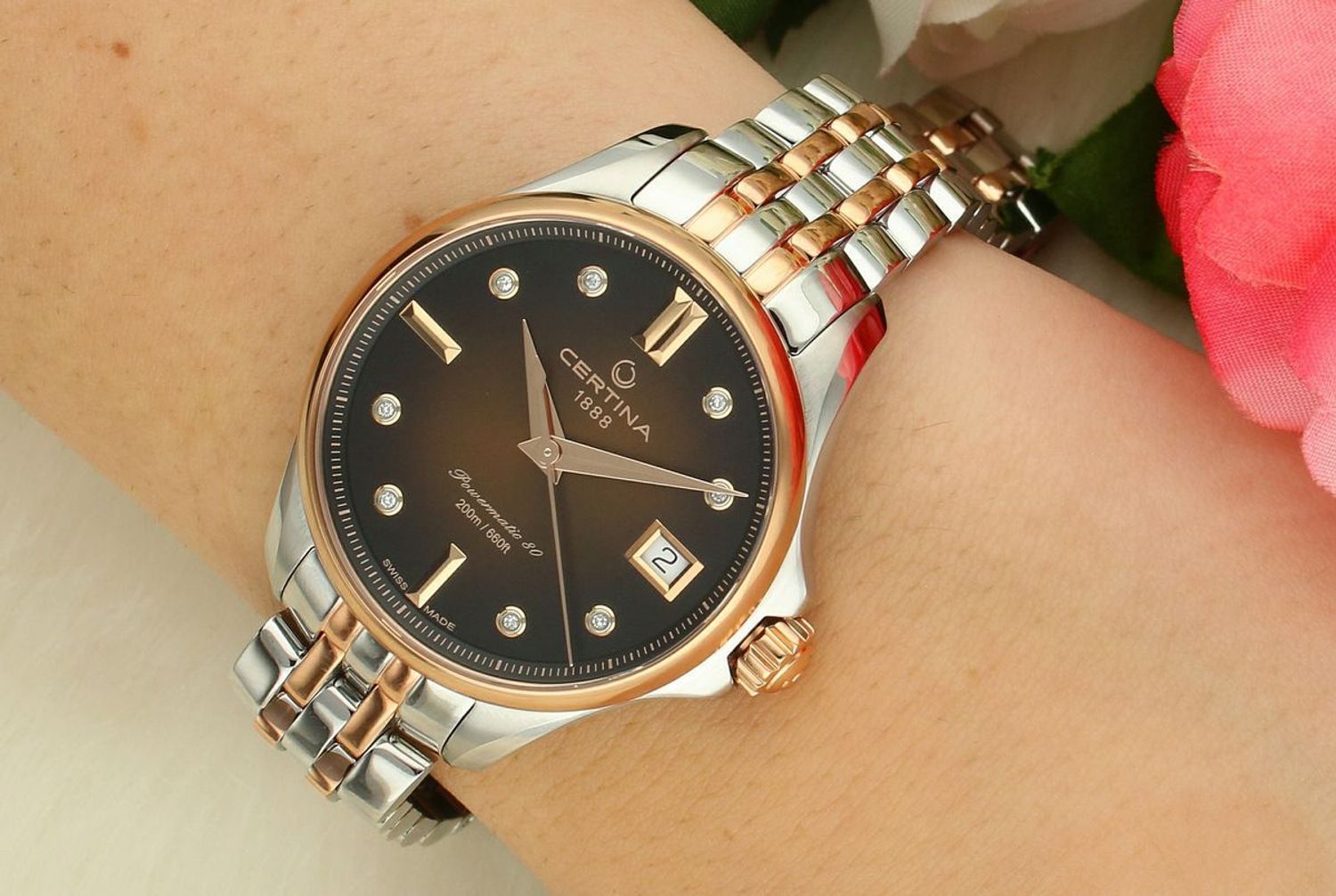 Poznaj Certina Aqua DS Action Lady Powermatic 80 – damski zegarek z brązową tarczą z masy perłowej, 8 diamentami, mechanizmem automatycznym ETA Powermatic 80, wodoszczelnością 20 ATM i szafirowym.jpg