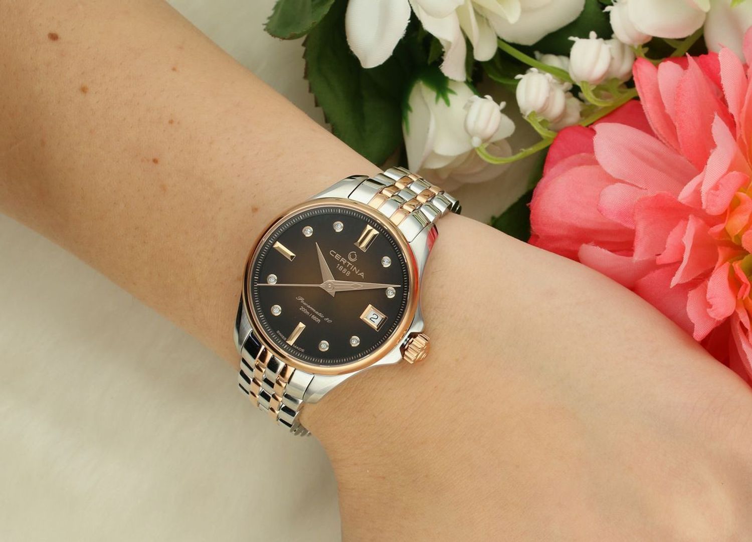 Poznaj Certina Aqua DS Action Lady Powermatic 80 – damski zegarek z brązową tarczą z masy perłowej, 8 diamentami, mechanizmem automatycznym ETA Powermatic 80, wodoszczelnością 20 ATM i szafirowym.jpg