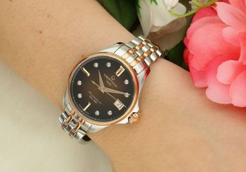 Poznaj Certina Aqua DS Action Lady Powermatic 80 – damski zegarek z brązową tarczą z masy perłowej, 8 diamentami, mechanizmem automatycznym ETA Powermatic 80, wodoszczelnością 20 ATM 3.jpg