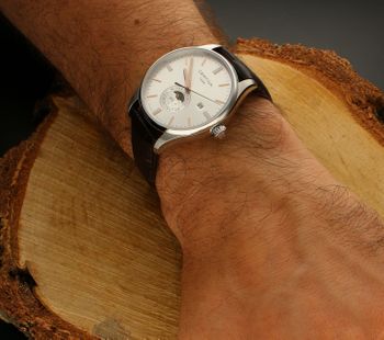 Zegarek męski Certina DS 8 Moon Phase C033.457.16.031.00. W tym modelu Certina zestawia klasyczny wskaźnik faz księżyca z oryginalnym, nowoczesnym designem. Zegarek na brązowym pasku Certina. Zegarek męski idealny na prezent (1).jpg