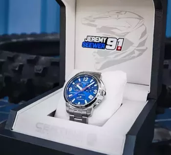 Zegarek męski Certina Limited Edition Yamaha na bransolecie z niebieską tarczą (1).webp