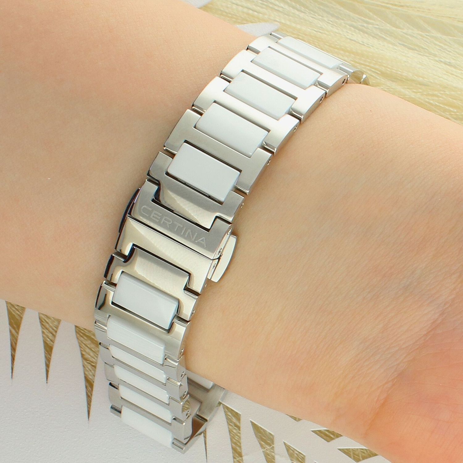 Damski zegarek Certina C039.251.11.017.00 z kolekcji Ds DS-6 Ceramic wyposażony jest w kwarcowy mechanizm, zasilany za pomocą baterii. Posiada bardzo wysoką dokładność mierzenia czasu +- 10 sekund w przeciągu 30 dni..webp