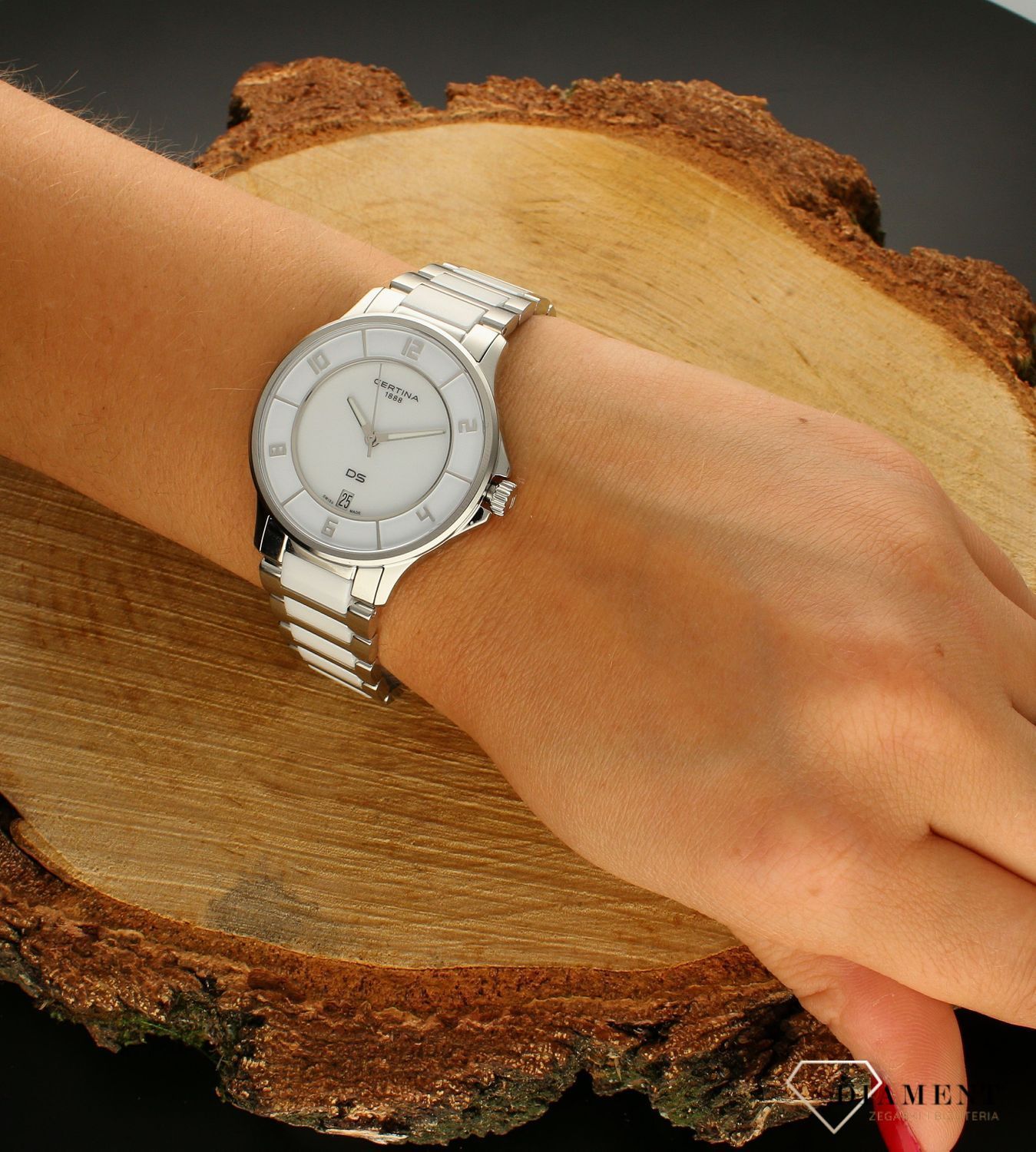 Damski zegarek Certina C039.251.11.017.00 z kolekcji Ds DS-6 Ceramic wyposażony jest w kwarcowy mechanizm, zasilany za pomocą baterii. Posiada bardzo wysoką dokładność mierzenia czasu +- 10 sekund w przeciągu 30 dni..webp