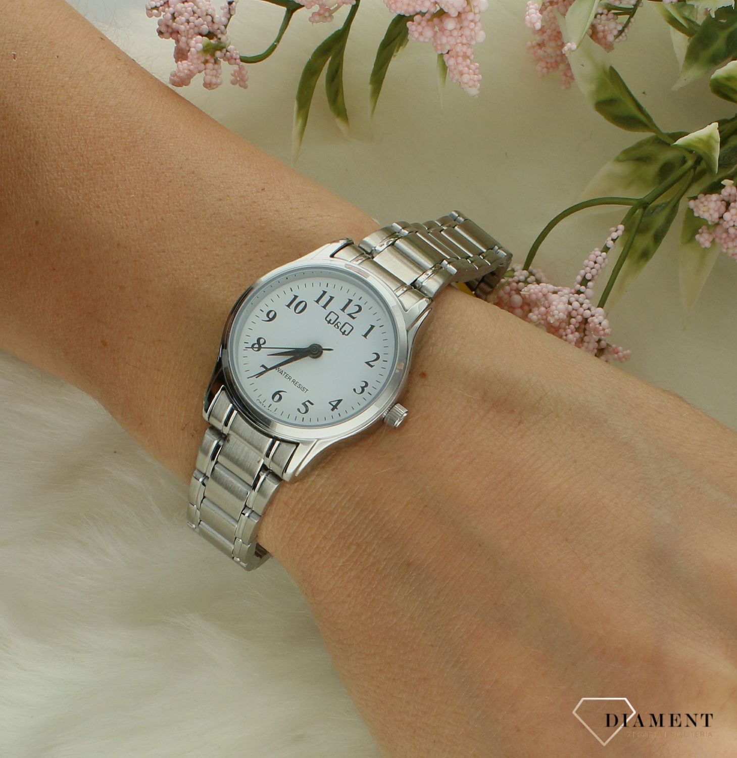 Zegarek damski QQ na bransolecie z cyframi C03A-001P. Zegarki damskie wyraźne. Zegarek dla starszej osoby. Klasyczny tani zegarek na bransolecie. Pomysł na prezent dla starszej osoby. Zegarek dla seniora..jpg