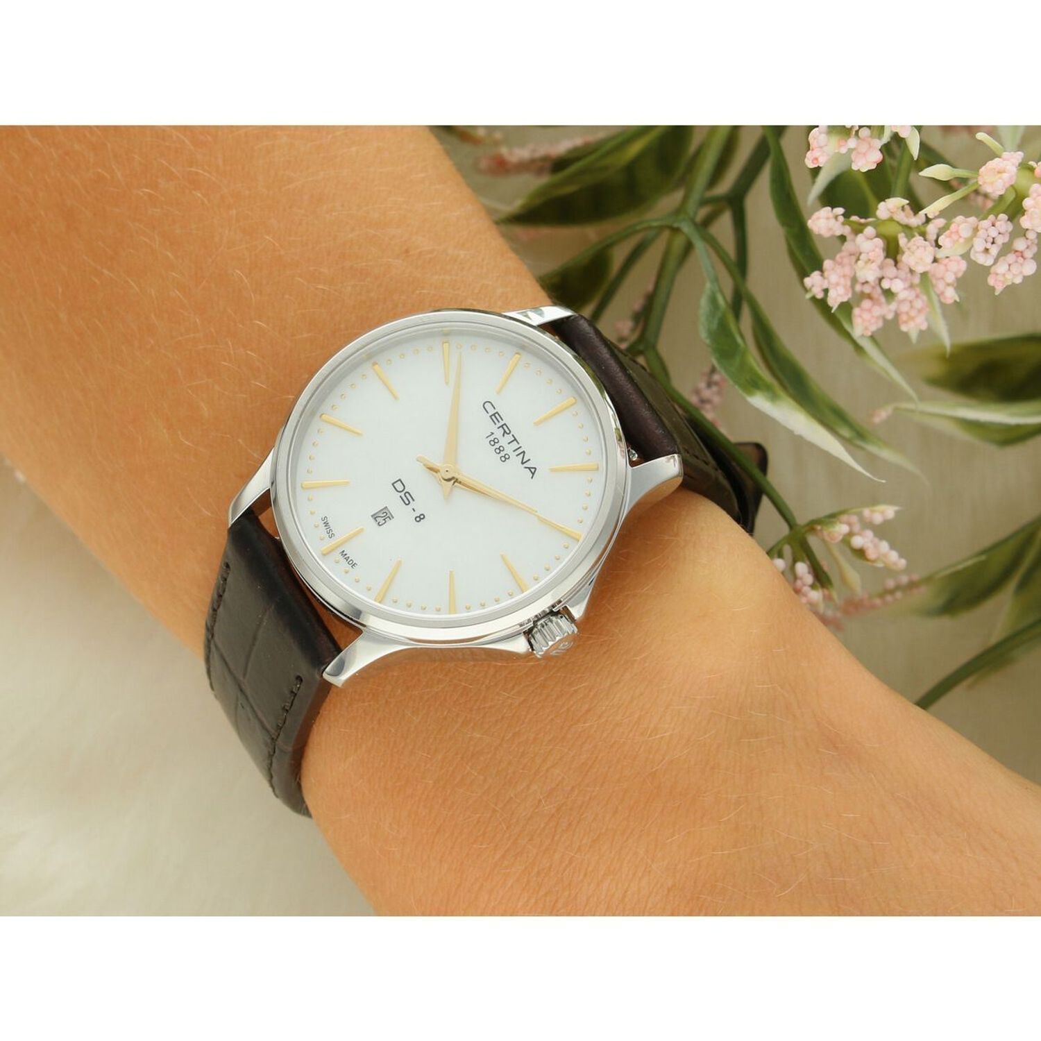 Elegancki zegarek damski Certina DS-8 z tarczą z masy perłowej, mechanizmem ETA, skórzanym paskiem i szkłem szafirowym. Wodoszczelność 100M, ponadczasowy styl i szwajcarska precyzja.1.jpg