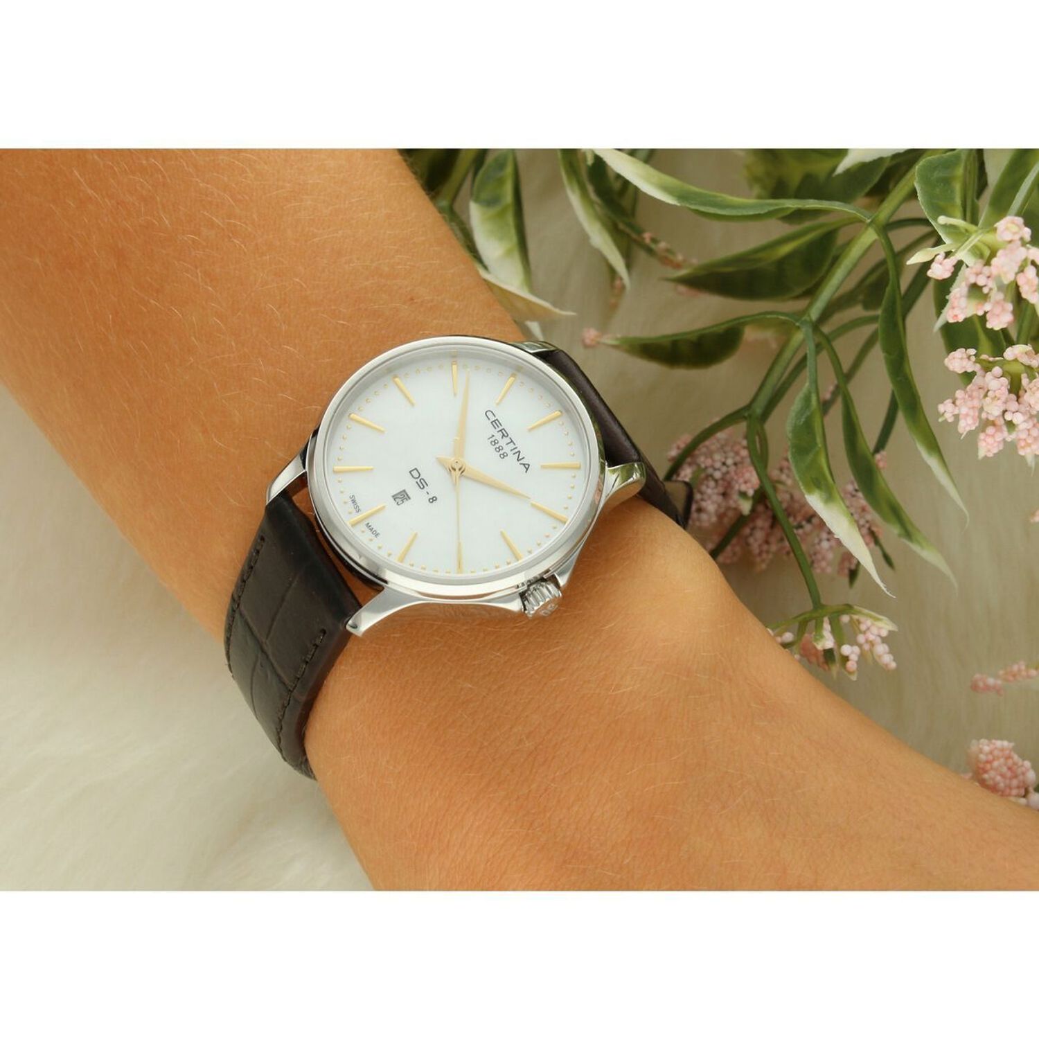 Elegancki zegarek damski Certina DS-8 z tarczą z masy perłowej, mechanizmem ETA, skórzanym paskiem i szkłem szafirowym. Wodoszczelność 100M, ponadczasowy styl i szwajcarska precyzja.1.jpg
