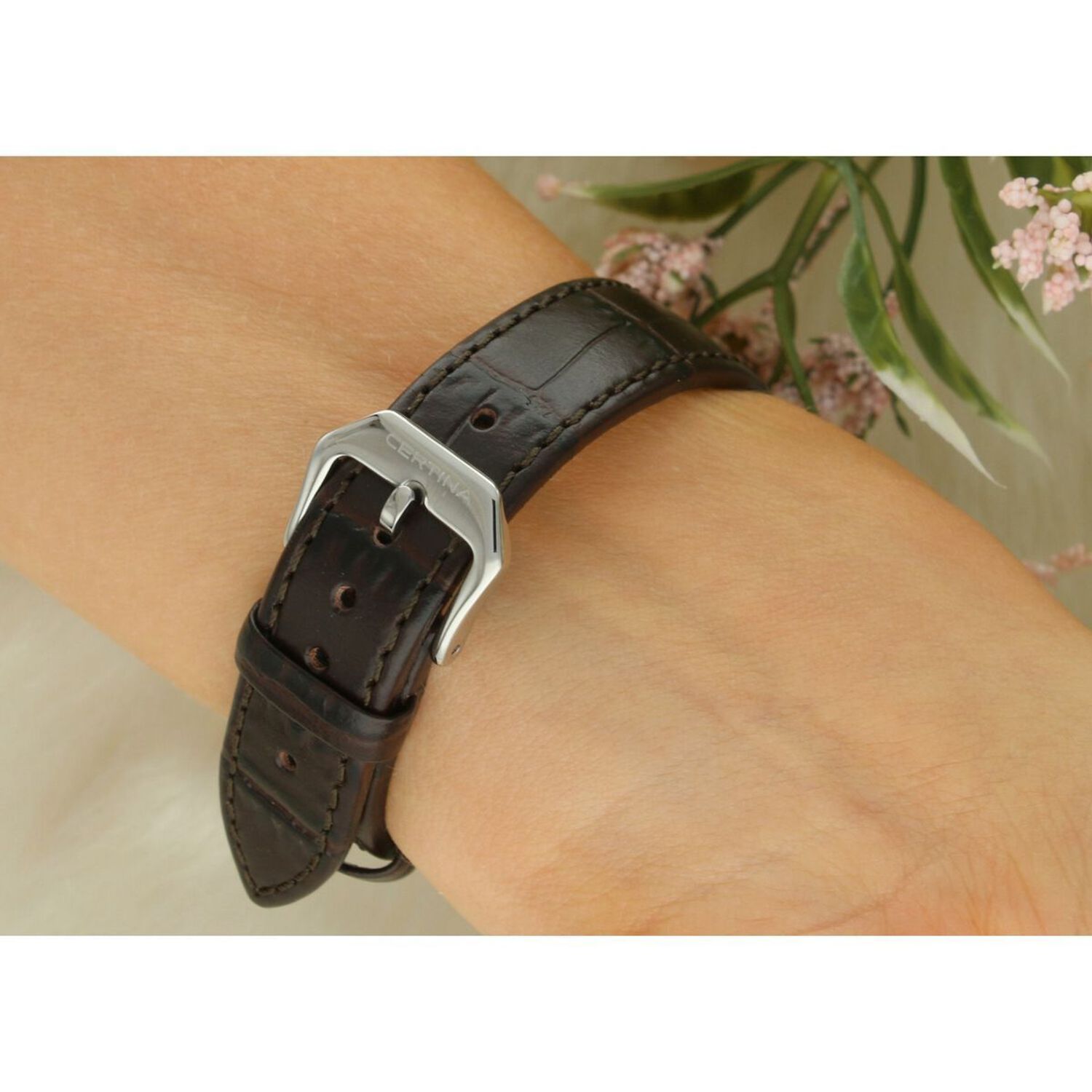 Elegancki zegarek damski Certina DS-8 z tarczą z masy perłowej, mechanizmem ETA, skórzanym paskiem i szkłem szafirowym. Wodoszczelność 100M, ponadczasowy styl i szwajcarska precyzja.1.jpg