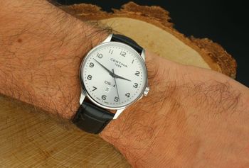 Zegarek Certina DS-8 Gent C045.410.16.032.00 – klasyczny model z mechanizmem kwarcowym, szafirowym szkłem, stalową kopertą i skórzanym paskiem. Wodoszczelność 100M (6).jpg